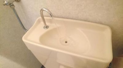 トイレタンクと便器周辺が結露している原因と対策