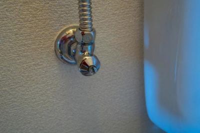 トイレの給水管や止水栓周りが結露している原因と対策